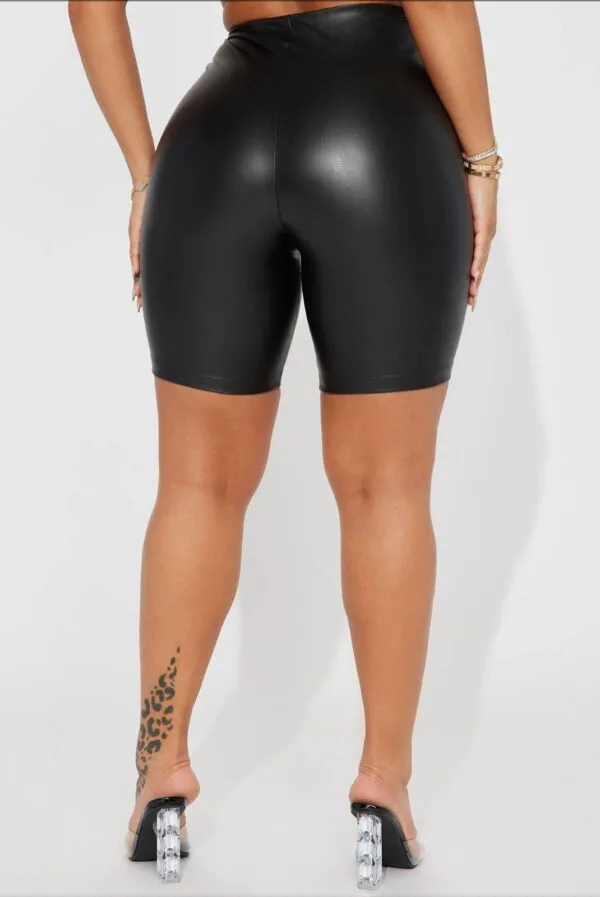 Conjuntos Crop Top Ajustado y Biker Short en Cuerina - Image 3