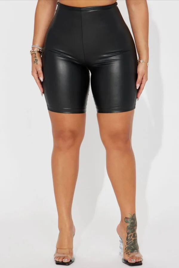 Conjuntos Crop Top Ajustado y Biker Short en Cuerina - Image 2
