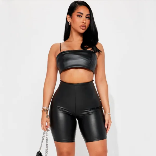 Conjuntos Crop Top Ajustado y Biker Short en Cuerina