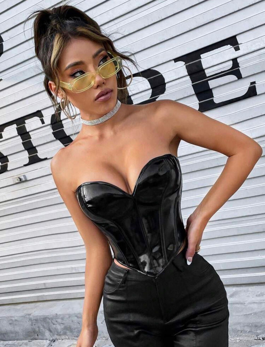 Corset Elegance Charol con Diseño Entrecruzado - Image 3