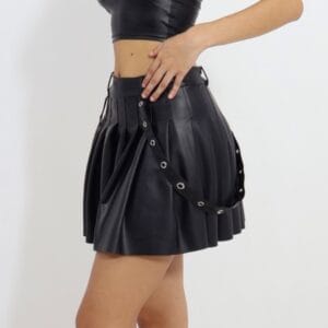 Falda con Pliegues y Correas Decorativas en Cuerina