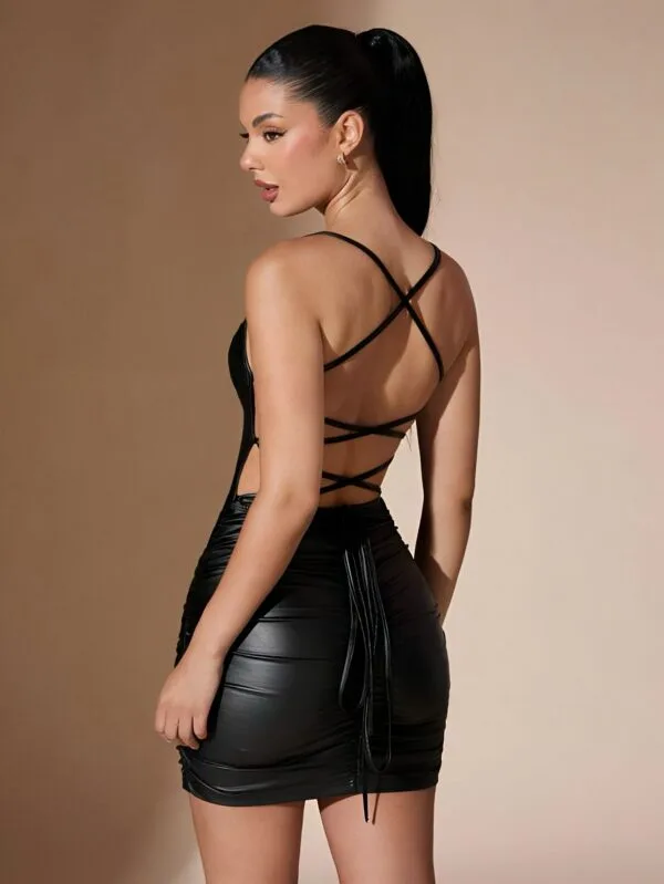 Vestido Corto en Cuerina con Diseño Cruzado - Image 2