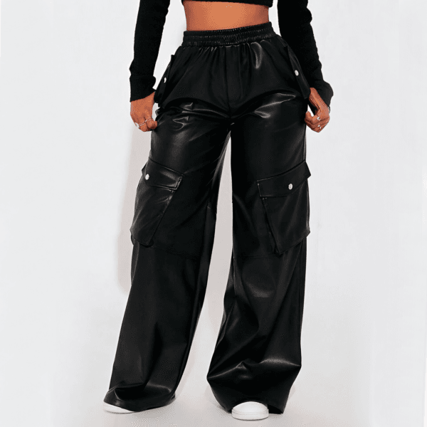 Pantalón cargo con detalles de tendencia