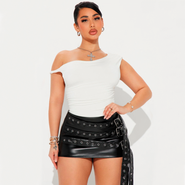 Falda con Correas de Cuerina y Ojaletes y Hebillas