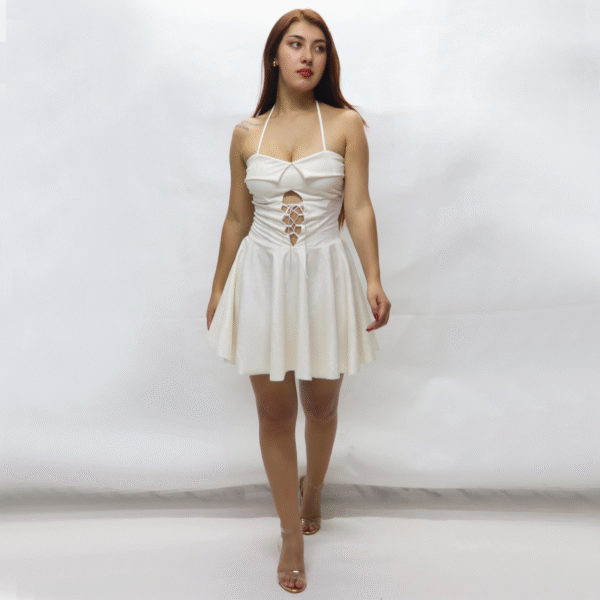 Vestido Corto Acampanado en Cuerina Dama