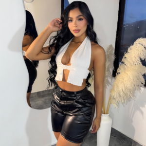 Short Largo en Cuerina con Bolsillos Laterales