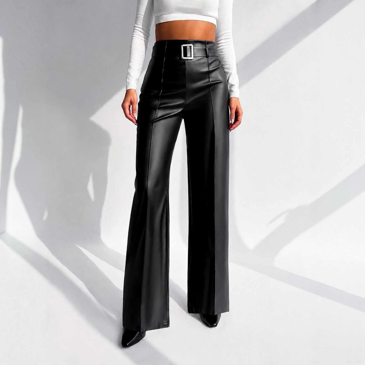 Pantalón Ancho con Cortes Cinturón y Hebilla