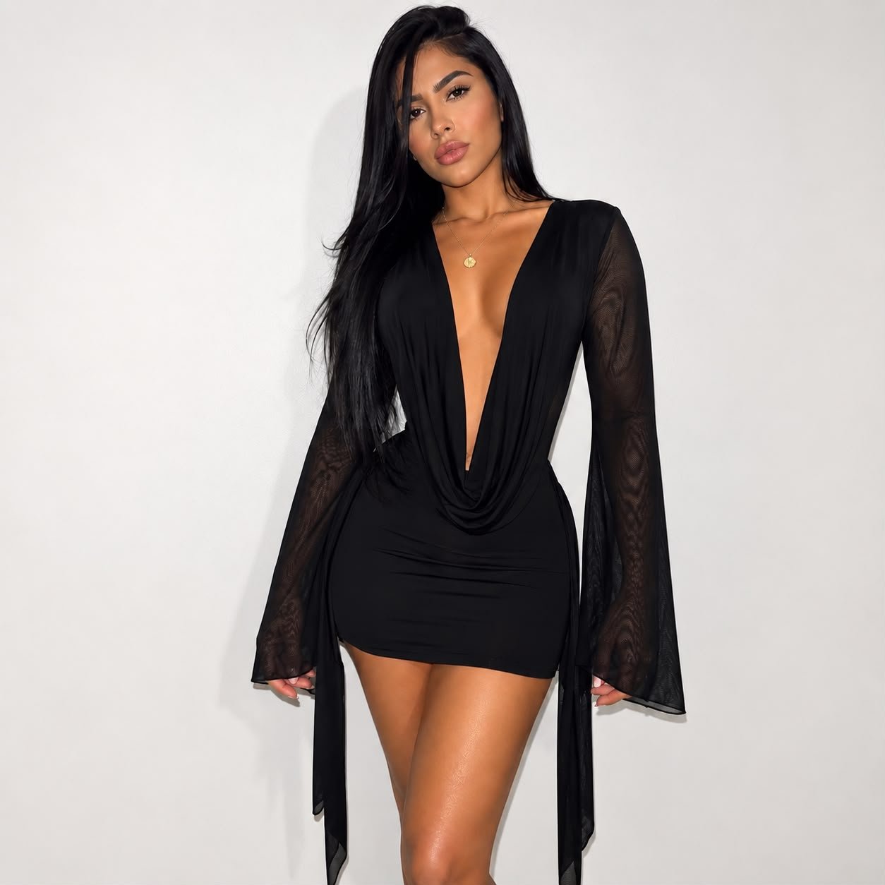 Vestido Corto Sexy con Mangas Anchas en Malla